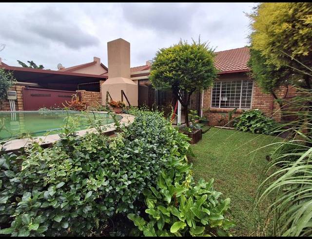 2 BEDROOM TOWNHOUSE FOR SALE IN MAGALIESKRUIN
